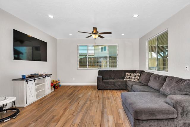 2040 Edwards Street, Los Banos CA: https://media.crmls.org/mediaz/f773e414-987f-4eb2-90d4-9197ed1c0926.jpg