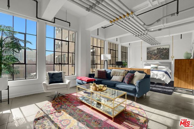 746 S Los Angeles Street, Los Angeles CA: https://media.crmls.org/mediaz/f776bf9c-741f-4495-8551-5ca590be28e4.jpg