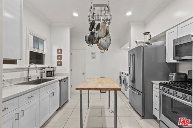 9528 W Olympic Boulevard, Beverly Hills CA: https://media.crmls.org/mediaz/f776d5ee-18cb-4ee4-85d4-8c00b4cef2f1.jpg