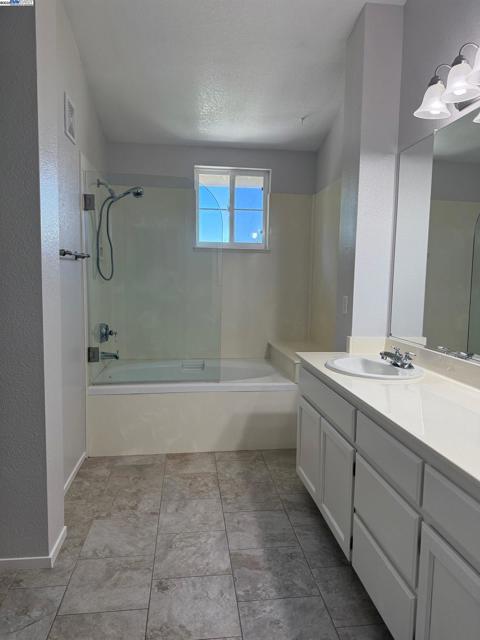 1230 Sutter Creek Ln, San Ramon CA: https://media.crmls.org/mediaz/f7789b32-e7df-46be-b9bd-3fd0acef1da4.jpg