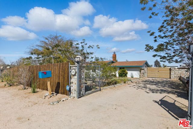 6391 Ruth Drive, Yucca Valley CA: https://media.crmls.org/mediaz/f7794044-174b-441c-beab-d55eed4fc07a.jpg