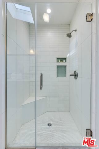 https://media.crmls.org/mediaz/f77a1509-bfe0-4b9c-90ff-f7a041d029c9.jpg?preset=X-Large