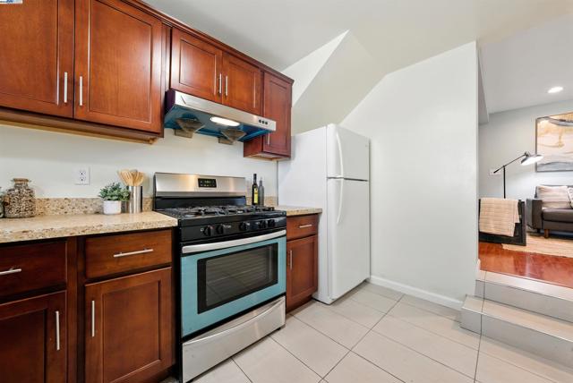 2539 Grande Vista Ave, Oakland CA: https://media.crmls.org/mediaz/f77a38eb-9d86-4efc-8bfe-9beb60dbebf6.jpg
