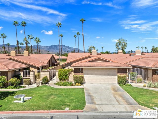 6 Joya Drive, Palm Desert CA: https://media.crmls.org/mediaz/f77ac852-39fb-4947-824a-64438c2f5de6.jpg