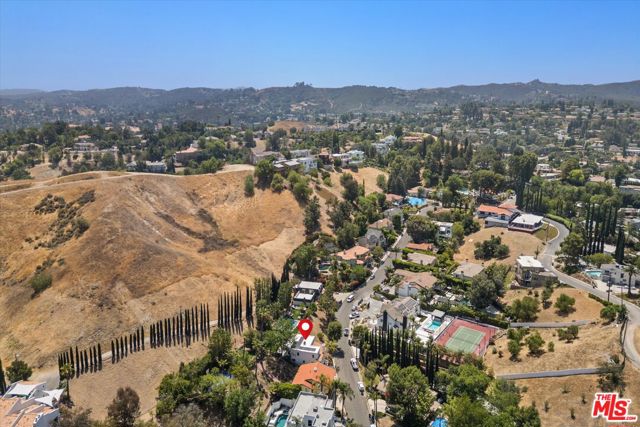 22960 Cass Avenue, Woodland Hills CA: https://media.crmls.org/mediaz/f77dc6d6-9c5f-4fbf-a3a7-9d8752377730.jpg