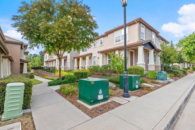 307 Blossom Rock Lane, Folsom CA: https://media.crmls.org/mediaz/f77f38a7-2f9f-4da2-83ce-0f6e356e0119.jpg