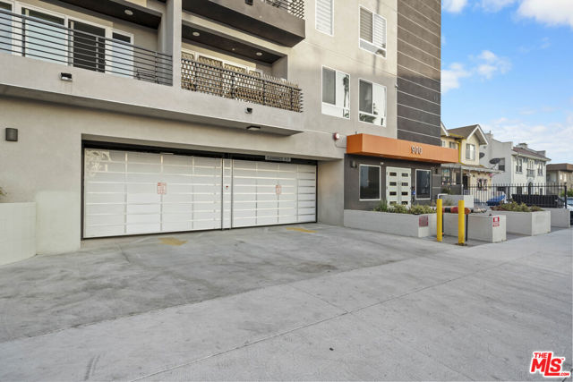 900 S Kenmore Avenue, Los Angeles CA: https://media.crmls.org/mediaz/f7800c06-e999-4eff-92fd-b6bb24c1cb01.jpg