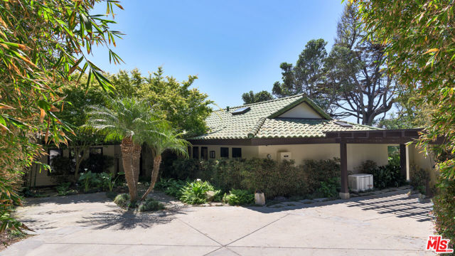 7221 Birdview Avenue, Malibu CA: https://media.crmls.org/mediaz/f78046db-77fb-4d3c-ae41-bfb9d91e7aa3.jpg