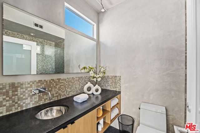 2115 3rd Street, Santa Monica CA: https://media.crmls.org/mediaz/f780f9f0-ec54-4db5-887a-bf1eb16bd363.jpg