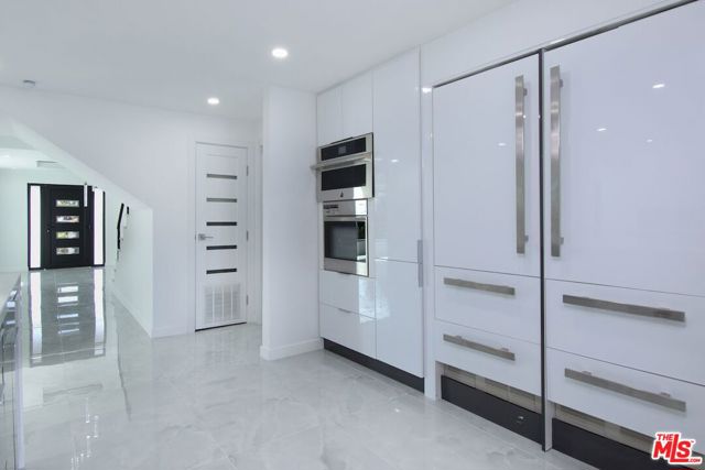 12112 Woodley Avenue, Granada Hills CA: https://media.crmls.org/mediaz/f7820cad-c931-4fe8-8bbc-5361819f8447.jpg