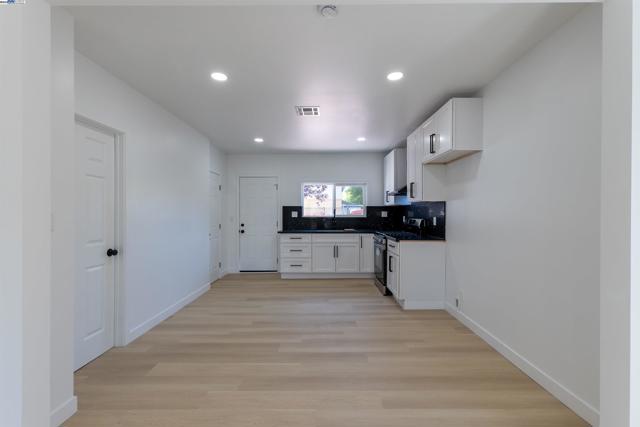 1276 64Th Ave, Oakland CA: https://media.crmls.org/mediaz/f782c7a9-4089-49a9-84b8-c0f1a7d2dd5a.jpg