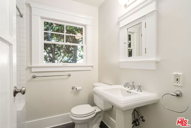 839 Milwood Avenue, Venice CA: https://media.crmls.org/mediaz/f78328be-b3e8-47da-a338-f9ca7805a7ae.jpg