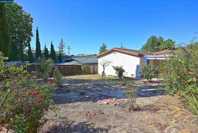 2156 MONTEREY AVENUE, Martinez CA: https://media.crmls.org/mediaz/f783bc72-2d39-4f94-ae65-4aa00bd6b108.jpg