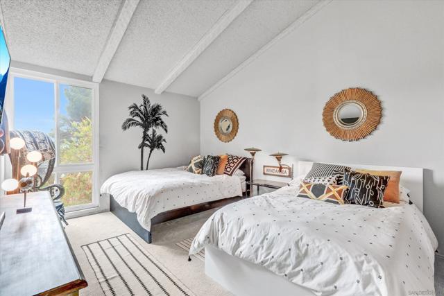 6455 La Jolla Blvd, La Jolla CA: https://media.crmls.org/mediaz/f7842de0-d2c2-4024-9568-edcb32deb674.jpg