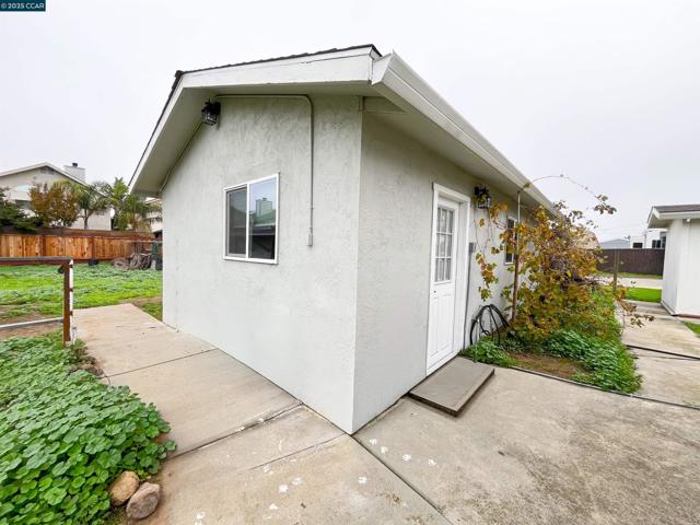 250 W Cypress Rd, Oakley CA: https://media.crmls.org/mediaz/f7847940-9d4d-4565-9192-fb2cdabc81ce.jpg