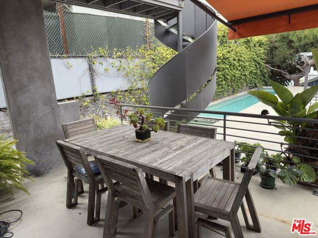 2714 4th Street, Santa Monica CA: https://media.crmls.org/mediaz/f7849777-34f1-4f1d-83f0-3121bf6181f2.jpg