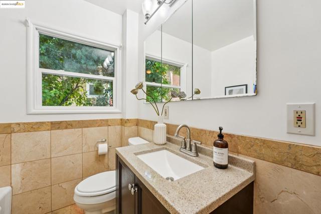 10601 Sheldon St, Oakland CA: https://media.crmls.org/mediaz/f786e6df-60cc-4084-bab1-132358602387.jpg