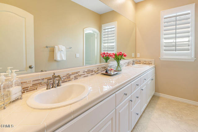 1464 Twin Tides Place, Oxnard CA: https://media.crmls.org/mediaz/f7883e59-8982-427e-bf0c-eff205f1e2ac.jpg