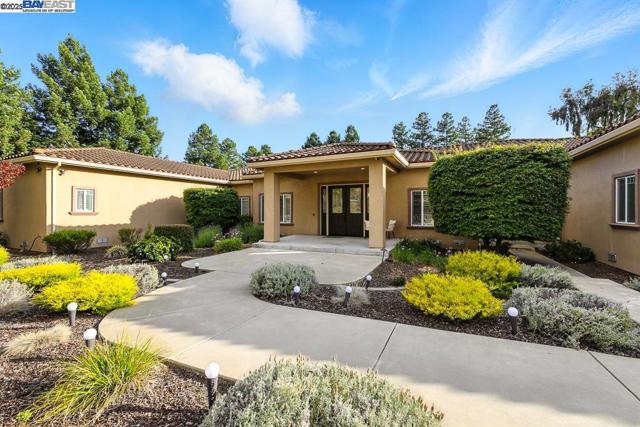 874 Overhill Dr, Hayward CA: https://media.crmls.org/mediaz/f7891d2e-33f7-4e81-86a8-add8f096fa1c.jpg