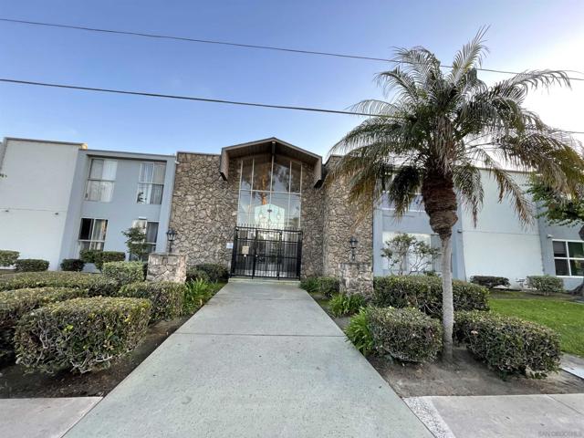 279 Moss St, Chula Vista CA: https://media.crmls.org/mediaz/f7893e64-c339-4470-9016-9c39f9a843a2.jpg