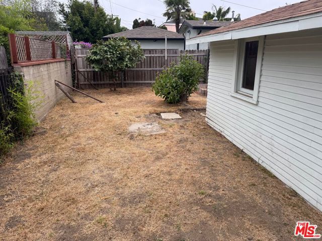 12445 Greene Avenue, Los Angeles CA: https://media.crmls.org/mediaz/f78ab684-4846-4c51-b7ce-6cd51cd4114a.jpg
