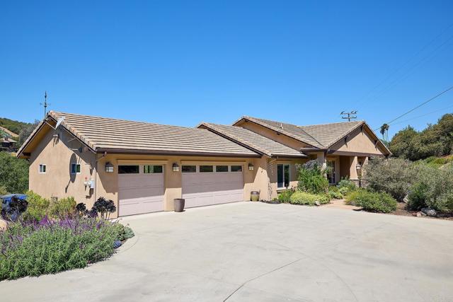 2021 Willow Glen Road, Fallbrook CA: https://media.crmls.org/mediaz/f78be7e1-82fe-4b5b-a7e3-12290cbb9216.jpg