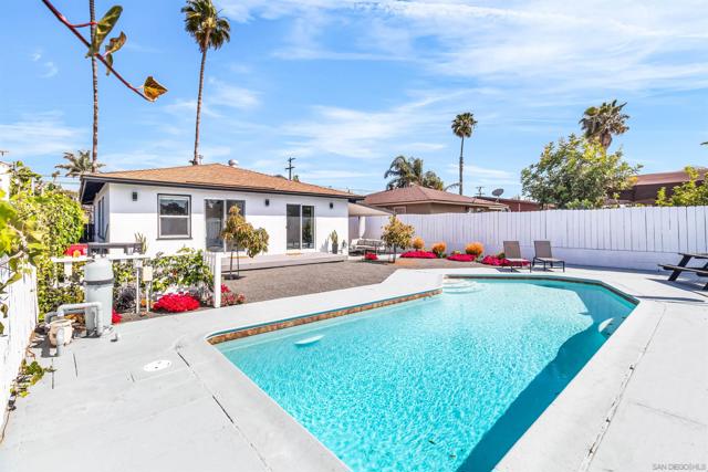 2702 Ridge View Dr, San Diego CA: https://media.crmls.org/mediaz/f78c2a92-7e51-4119-b00e-de7b2d01f472.jpg