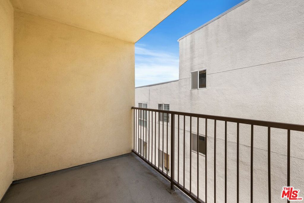 https://media.crmls.org/mediaz/f78d24b3-fe7d-49e3-a0be-9212e2fabdb3.jpg?preset=X-Large