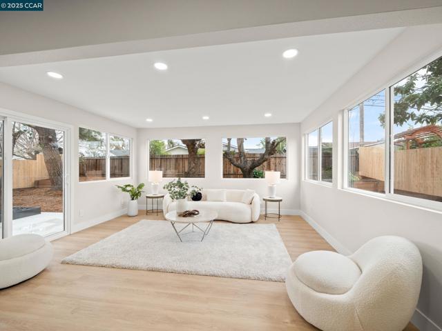 4285 Carter Ct, Concord CA: https://media.crmls.org/mediaz/f78f6068-741e-451e-a383-d13d217fc9f2.jpg