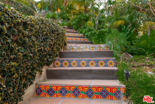 330 Kempton Road, Glendale CA: https://media.crmls.org/mediaz/f790fe90-fcae-42d2-b64b-b3d2cd91ead3.jpg