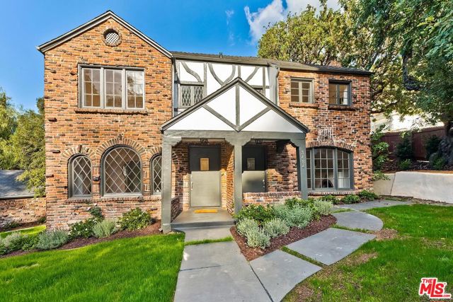 3484 Oak Glen Drive, Los Angeles CA: https://media.crmls.org/mediaz/f792010a-0cb9-4b8c-a274-6b4a23a9c543.jpg
