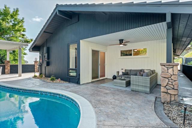 4911 Beaumont Dr, La Mesa CA: https://media.crmls.org/mediaz/f79206e9-c57b-4fdf-a1f5-308d4f1e73a4.jpg