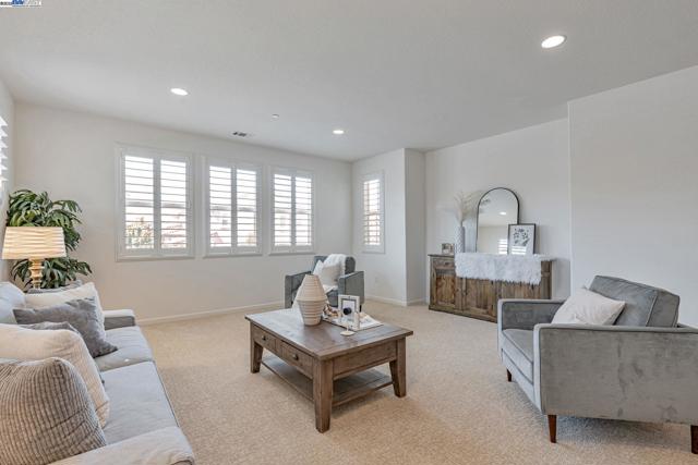 4005 Sarasta Bay Dr, Pittsburg CA: https://media.crmls.org/mediaz/f7929ed8-ab3a-47a1-a633-d65a190f27d9.jpg