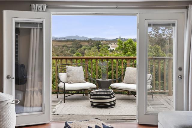 310 Bluff Wy, Oceanside CA: https://media.crmls.org/mediaz/f7938bef-8fa3-42ae-8316-0dd8b825ddf3.jpg
