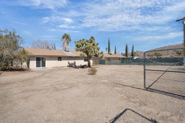 57375 Navajo Trail, Yucca Valley CA: https://media.crmls.org/mediaz/f7939560-4e7a-4556-b299-3f509fe3b176.jpg