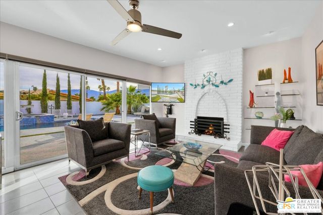 3351 E Paseo Barbara, Palm Springs CA: https://media.crmls.org/mediaz/f793f2fa-f812-42ef-849b-0807237cc7b4.jpg