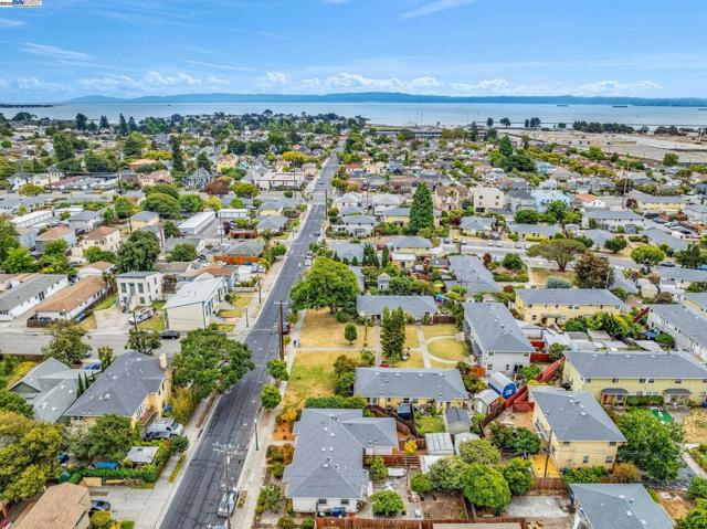 1811 3rd St, Alameda CA: https://media.crmls.org/mediaz/f7940718-bacb-4ac9-b1b9-fe088875661b.jpg