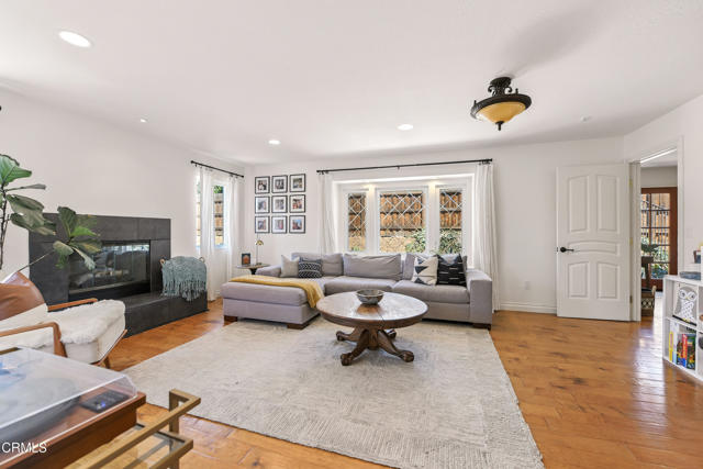 497 Azalea Street, Thousand Oaks CA: https://media.crmls.org/mediaz/f7950435-70e3-448e-951e-a12d99eed2cd.jpg