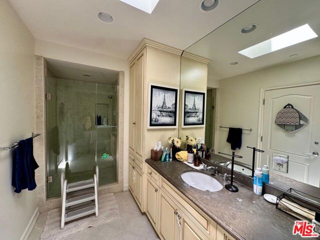 328 15th Street, Santa Monica CA: https://media.crmls.org/mediaz/f7967dde-a572-42e6-b640-a1465506343d.jpg