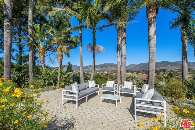 29417 Bluewater Road, Malibu CA: https://media.crmls.org/mediaz/f7971bd6-32dd-4138-ad28-2958cc597a3f.jpg