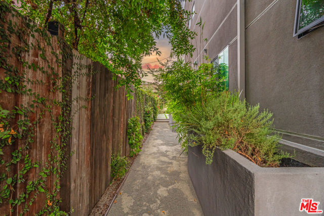 1622 S Mansfield Avenue, Los Angeles CA: https://media.crmls.org/mediaz/f7976931-a515-4a96-8a88-68963cd353f5.jpg
