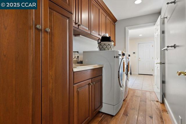 3949 Canyon Rd, Lafayette CA: https://media.crmls.org/mediaz/f797f839-5126-4cd4-afeb-db38e6fc005f.jpg