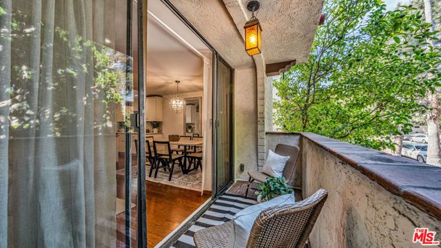 1130 9th Street, Santa Monica CA: https://media.crmls.org/mediaz/f7990b8d-87d0-4eaf-b3d5-7b449e2ef2ee.jpg