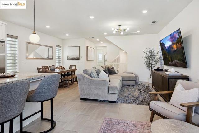 2712 Via Vicenza, San Ramon CA: https://media.crmls.org/mediaz/f7991cb7-c6f6-4719-b0d3-45602ca5702b.jpg