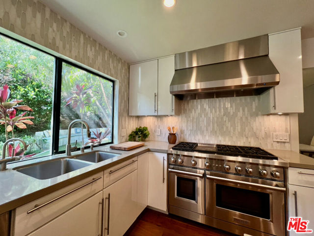 6435 Innsdale Drive, Los Angeles CA: https://media.crmls.org/mediaz/f799232d-6e02-41ad-bee1-69200d1d80f4.jpg