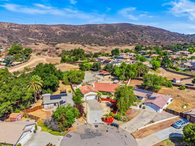 16345 Bassett Ct, Ramona CA: https://media.crmls.org/mediaz/f799a32e-bde8-4676-b053-8b44917bb37a.jpg