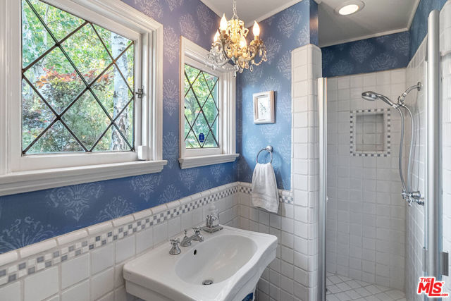 11818 Laurel Hills Road, Studio City CA: https://media.crmls.org/mediaz/f79a85a5-cf53-47a5-942b-f2315d4e4407.jpg
