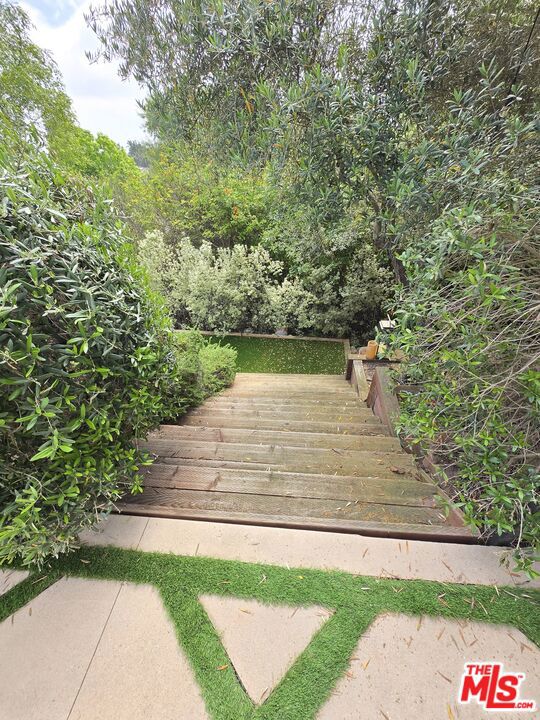16544 Park Lane Circle, Los Angeles CA: https://media.crmls.org/mediaz/f79ace08-7268-4fef-a6b1-2563305de69d.jpg