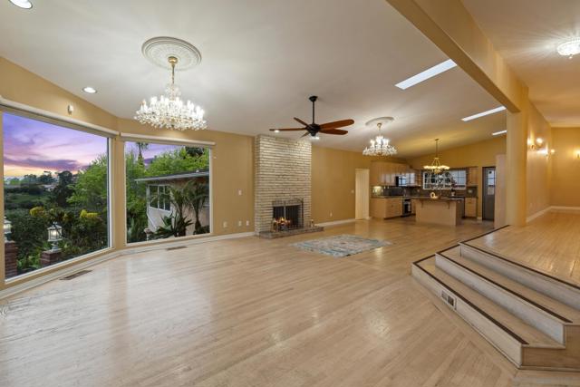 Image 14 of 37 For 6430 La Jolla Scenic Dr S
