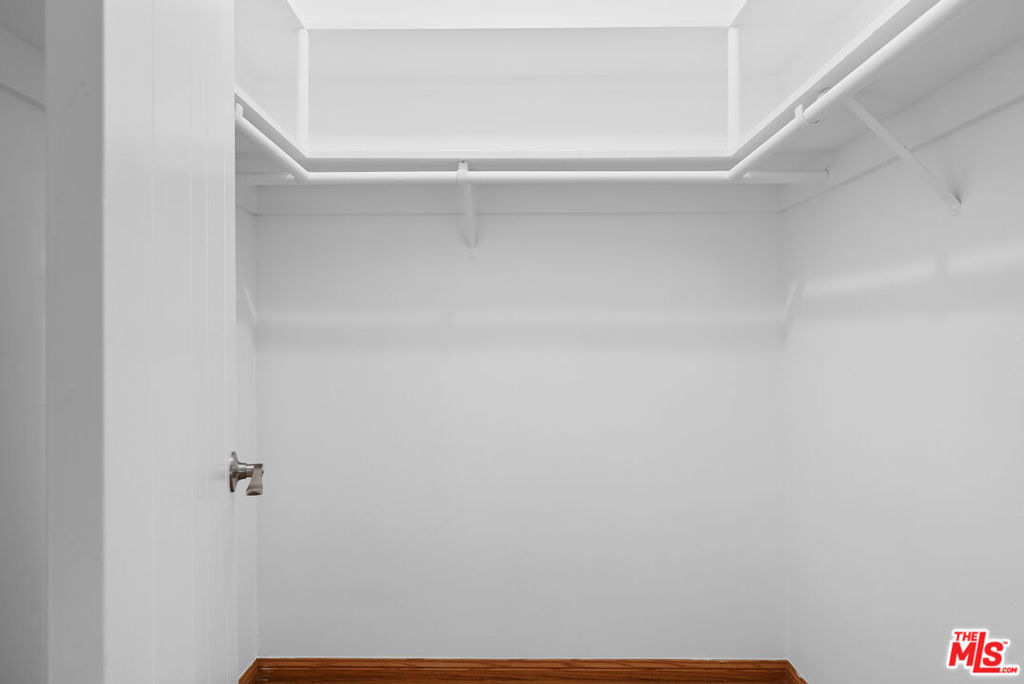 https://media.crmls.org/mediaz/f79b68e1-4539-48a2-bc6f-4eff282224a3.jpg?preset=X-Large
